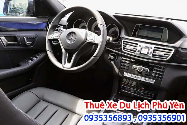 Nội thất của Mercedes E250 AMG Thật sang trọng là những gì bạn có thể miêu tả về nội thất của chiếc xe, với việc ốp gõ bóng ASH đen, bánh lái 12 chức năng thiết kế 3 chấu bọc da nappa, đồng hồ hiển thị thông số thể thao, taplo, cửa xe, ghế ngồi, thảm…