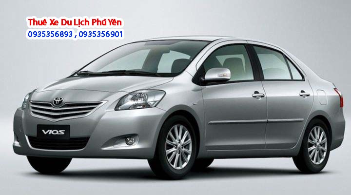 Dịch vụ thuê xe 4 chỗ toyota vios : Vios 2012 được cải tiến nhẹ ở phần đầu xe, lưới tản nhiệt mạ crôm dạng mang cá với 2 thanh ngang, đèn pha đặt sâu trên cản trước, đèn sương mù cũng được thiết kế lại
